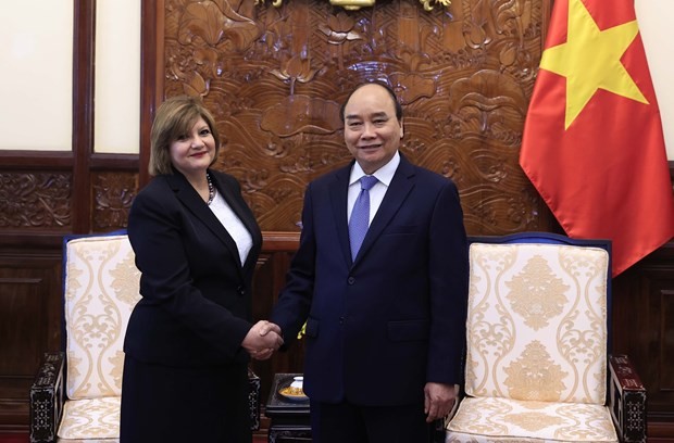 President Nguyen Xuan Phuc (R) and Egyptian Ambassador Amal Abdel Kader Elmorsi Salama at their meeting in Hanoi on April 13 (Photo: VNA)