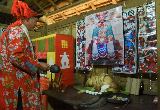 A shaman performs the Ban Vuong worship ritual. — VNA/VNS Photo Diễm Quỳnh