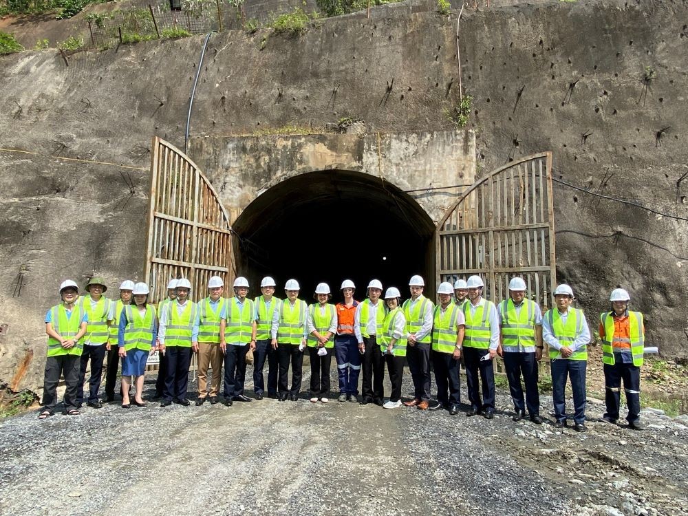 Australian Ambassador to Vietnam, Ms Robyn Mudie, Son La Provincial People's Committee Vice Chairman Mr Dang Ngoc Hau, and delegation of General Department of Geology and Minerals, MONRE visit Ban Phuc nickel mine.