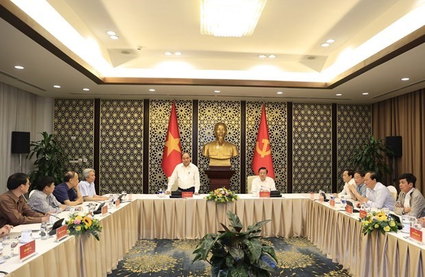 President Nguyen Xuan Phuc (standing) speaks at the meeting. (Photo: VNA)