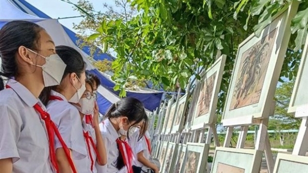 Exhibition of sketches of battlefields comes to Da Nang school
