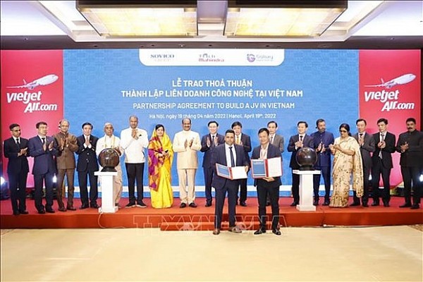 NA Chairman, Indian lower house speaker witness launch of new Viet Nam-India air routes