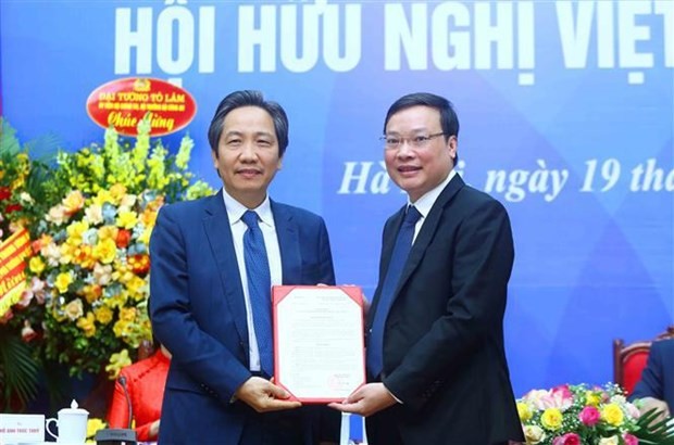 Former Deputy Minister of Home Affairs Tran Anh Tuan (L) is elected as Chairman of the association for the 2022-2027 tenure. (Photo:VNA)