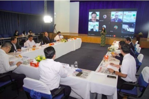 Speakers attending the seminar on Tuesday morning. Photo nld.com.vn
