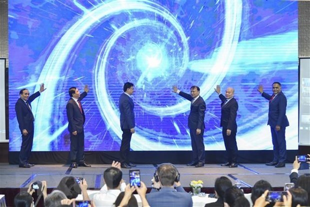 Officials mark the start of the Vietnam National Brand Week 2022 on April 20. (Photo: VNA)