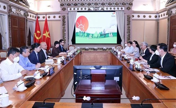The meeting between Vice Chairman of the Ho Chi Minh City People’s Committee Vo Van Hoan and parliamentarian Alla Ayodhya Rami Reddy on May 4. (Photo: VNA)