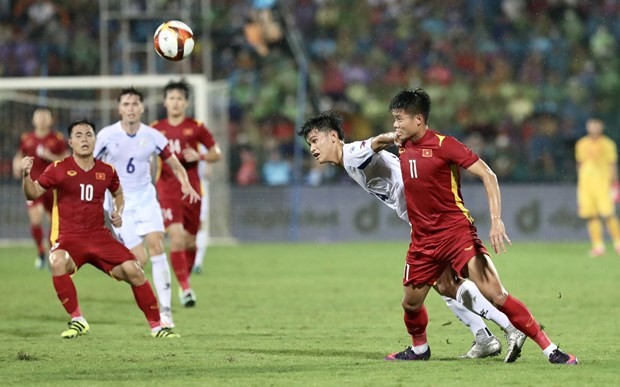 Players of Vietnam (in red) and the Philippines vie for the ball. (Photo: VNA)