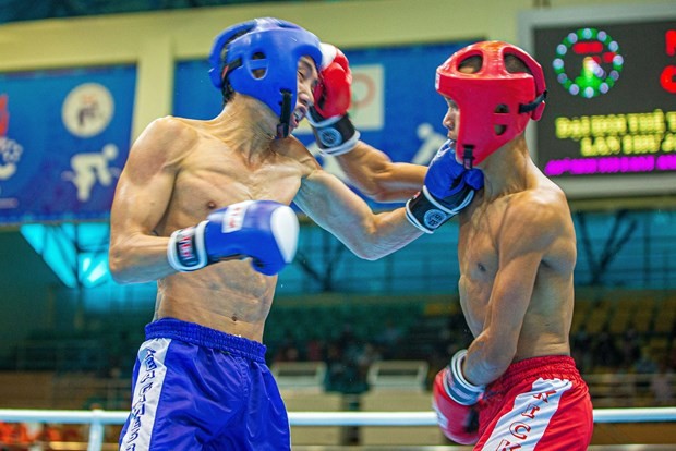 A match between Nguyen Xuan Phuong of Vietnam (blue) and Arunno Sivapan of Thailand. (Photo: VNA)