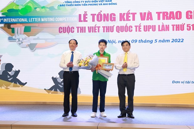 Nguyen Binh Nguyen from Nguyen Tri Phuong Middle School is named the national winner of the UPU's 51st International Letter Writing Competition in Vietnam. (Photo: VNA)