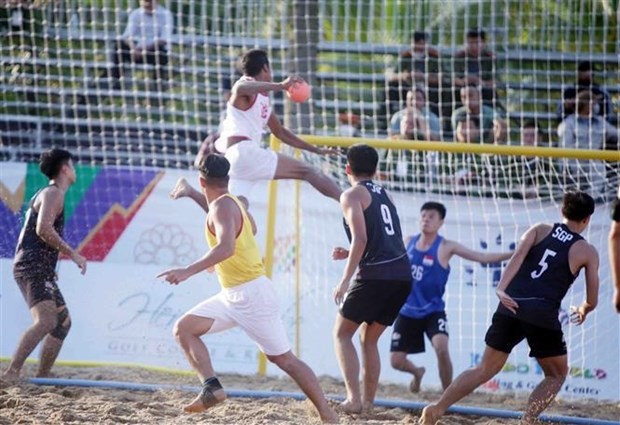 Vietnam gains their fourth win in a row in the men's beach handball tournament at the ongoing SEA Games 31 after defeating Singapore on May 9. (Photo: VNA)
