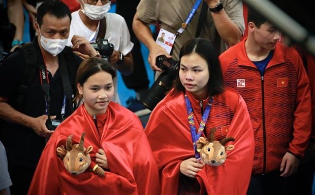 Ngo Phuong Mai and Mai Hong Hanh win a silver medal in women’s synchronised 3m springboard diving on May 9. (Photo: VNA)