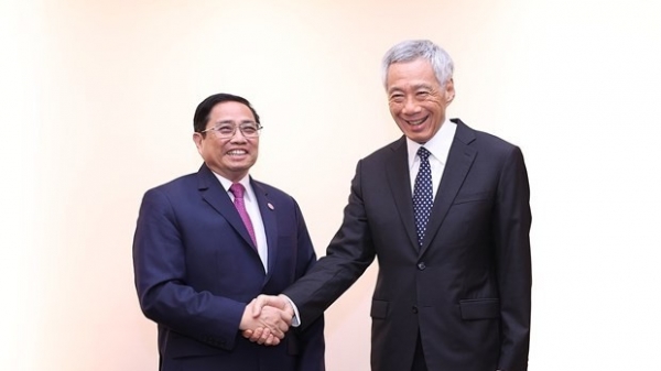 Viet Nam, Singapore Prime Ministers agree to promote high-level visits