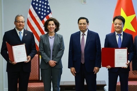 Vietnamese, US firm get investment registration certificate for LNG terminal project