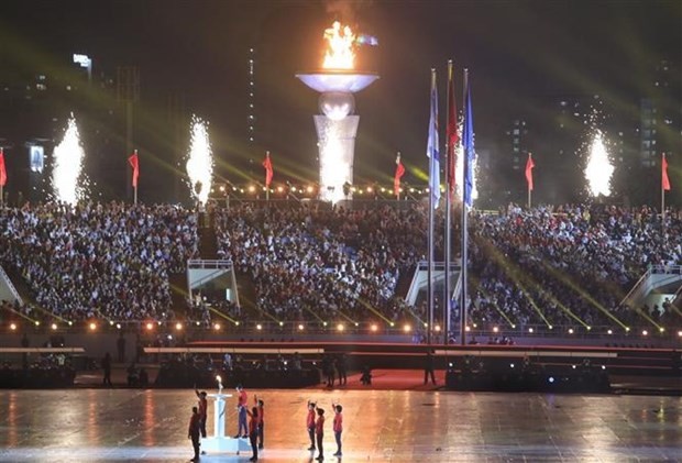 The SEA Games 31 flame shines after Vietnamese runner Quach Thi Lan lit the cauldron at the opening ceremony on May 12 evening. (Photo: VNA) 