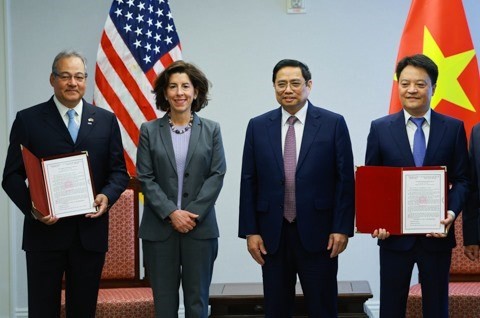Vietnamese Prime Minister Pham Minh Chinh (second from right) and the US Secretary of Commerce (second from left) at the awarding ceremony of the Investment Certificate and business registration for Son My LNG. (Photo: VNA).