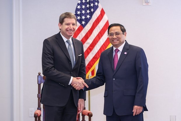 Prime Minister Pham Minh Chinh (right) meets CEO of the US International Development Finance Corporation (DFC) Scott A. Nathan on May 12 (US time) as part of his trip to the US. (Photo: VNA)