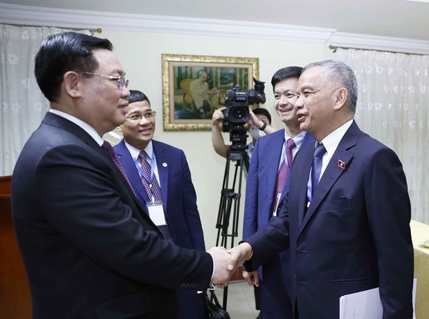 NA Vuong Dinh Hue (L) meets with representatives of Vietnamese businesses in Laos on May 15. (Photo: VNA)