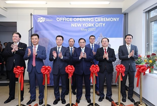 PM Pham Minh Chinh (front, third from right) and other officials at the opening ceremony of the FPT Software office in New York on May 15. (Photo: VNA)