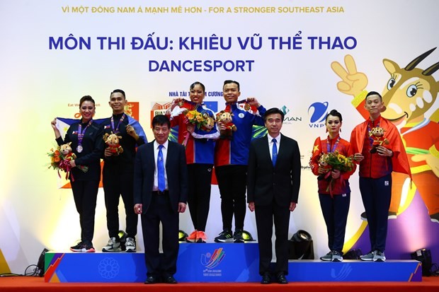 Medal-winning dancesport duos stand on the podium. (Photo: VNA)