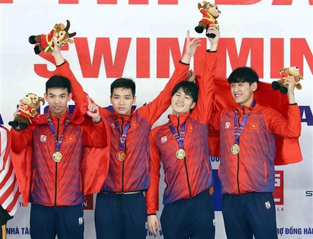 Swimmers Nguyen Huu Kim Son, Nguyen Huy Hoang, Hoang Quy Phuoc and Tran Hung Nguyen set a new record at SEA Games 31. (Photo: VNA) 