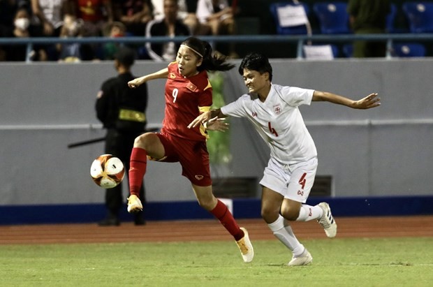 Captain Huynh Nhu of Vietnam (in red) and Khin Thai Wai of Myanmar vie for the ball in the semifinal on May 18. (Photo: VNA)