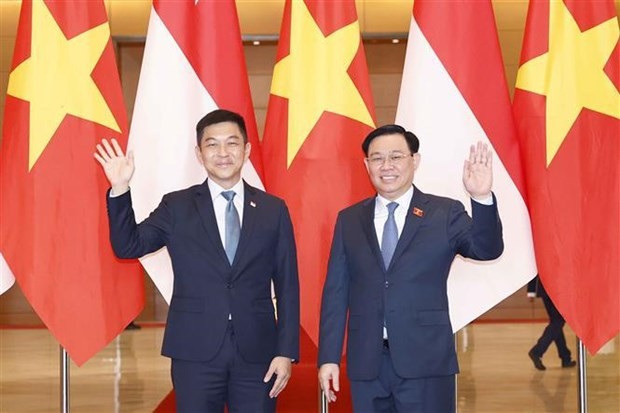 NA Chairman Vuong Dinh Hue (R) and Speaker of the Singaporean Parliament Tan Chuan-Jin in Hanoi on May 18. (Photo: VNA)