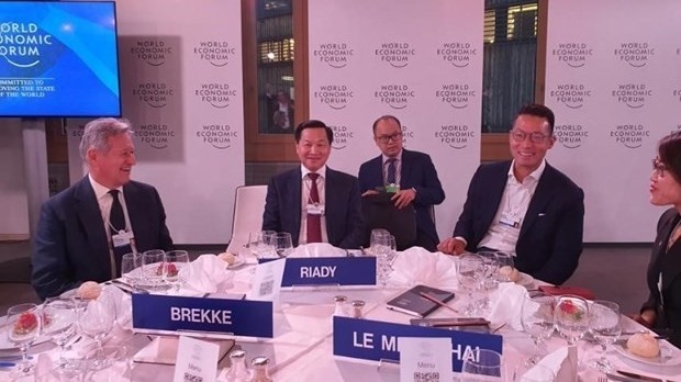 Deputy PM Le Minh Khai active at WEF Davos 2022