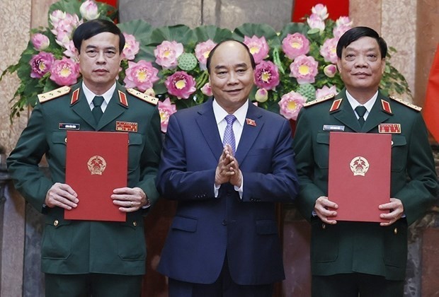 President Nguyen Xuan Phuc (centre) presents the promotion decisions to the officers. (Photo: VNA)