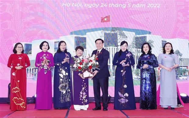 National Assembly Chairman Vuong Dinh Hue on May 24 had a meeting with the group of female NA deputies. (Photo: VNA)