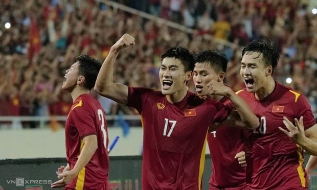 Nham Manh Dung (No. 17) celebrates after scoring for Vietnam against Thailand in the SEA Games 31 final on May 22, 2022. P(hoto: VnExpress)