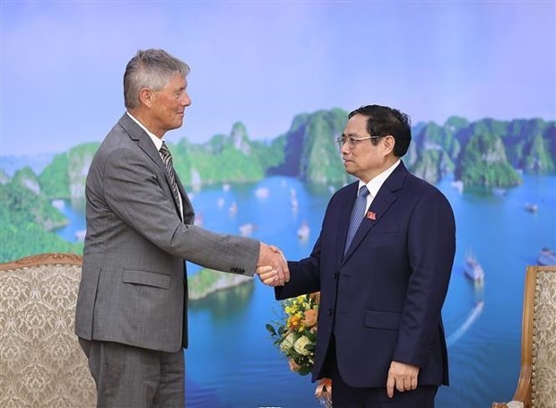 Prime Minister Pham Minh Chinh (R) welcomes Professor Stewart Cole, President of the Pasteur Institute in Paris. (Photo: VNA)