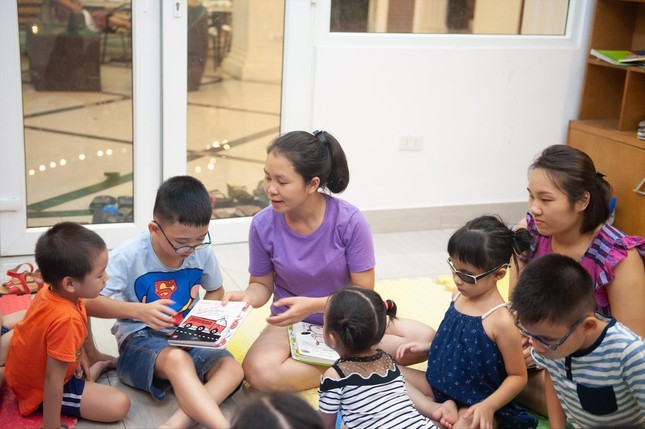 Vietnam develop books for visually impaired children. Visually impaired children are excited about tactile books. (Photo: VNA)