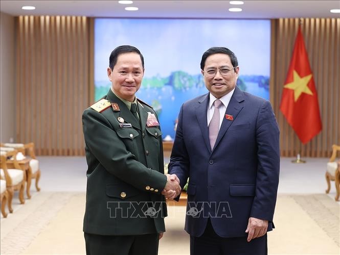 Prime Minister Pham Minh Chinh (R) and Lt. Gen. Khamliang Outhakaysone, Deputy Minister of National Defence and Chief of the General Staff of the Lao People’s Army. (Photo: VNA)