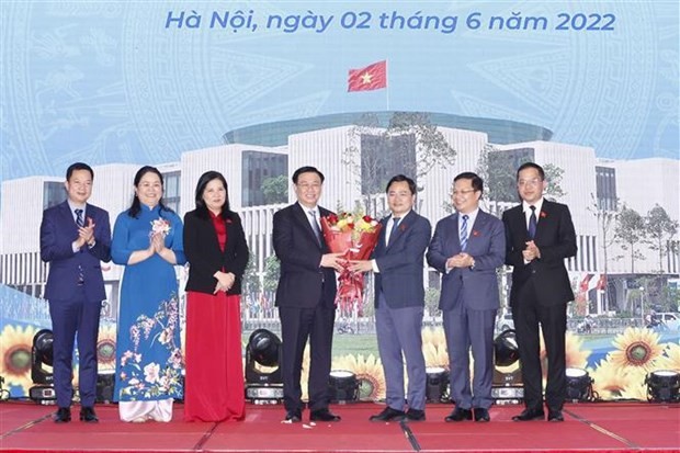 NA Chairman Vuong Dinh Hue (centre) meets young NA deputies in Hanoi on June 2. (Photo: VNA)