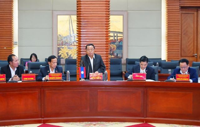 President of the Lao State Inspection Authority Khamphan Phommaphat (standing) addresses the meeting with Hai Phong officials on June 2. (Photo: VNA)