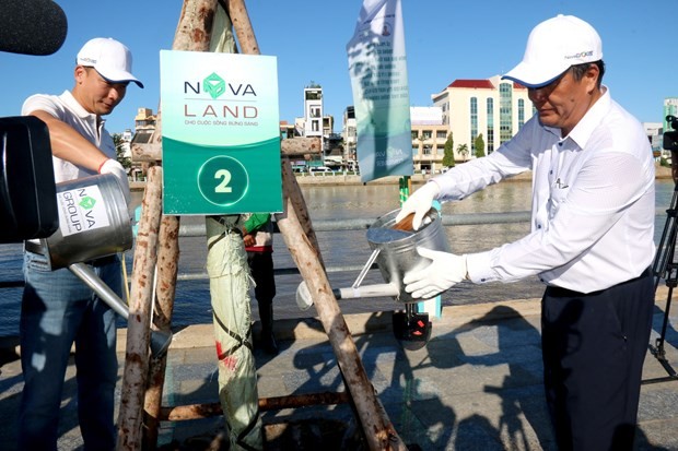 Planting trees after the launching ceremony. (Photo: VNA) 
