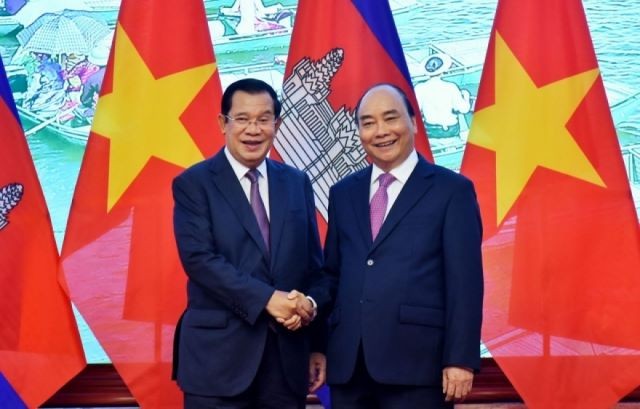 Cambodian PM Hun Sen welcomes Vietnamese State President Nguyen Xuan Phuc in Phnom Penh during the latter's visit in December 2021. (Photo: baoquocte.vn)