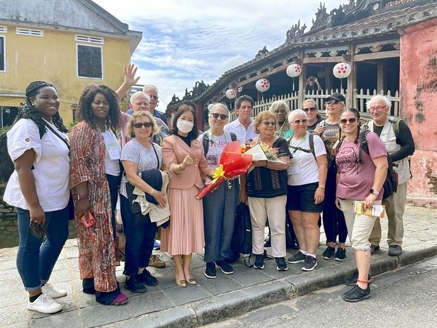 International tourists pose for a picture in front of Chua Cau (Pagoda Bridge) in the ancient city of Hoi An.(Photo: VNA)