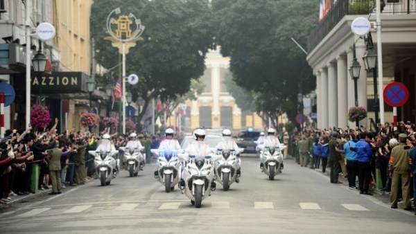 Diplomatic ceremonies: Escorting motorcycles and police vehicles