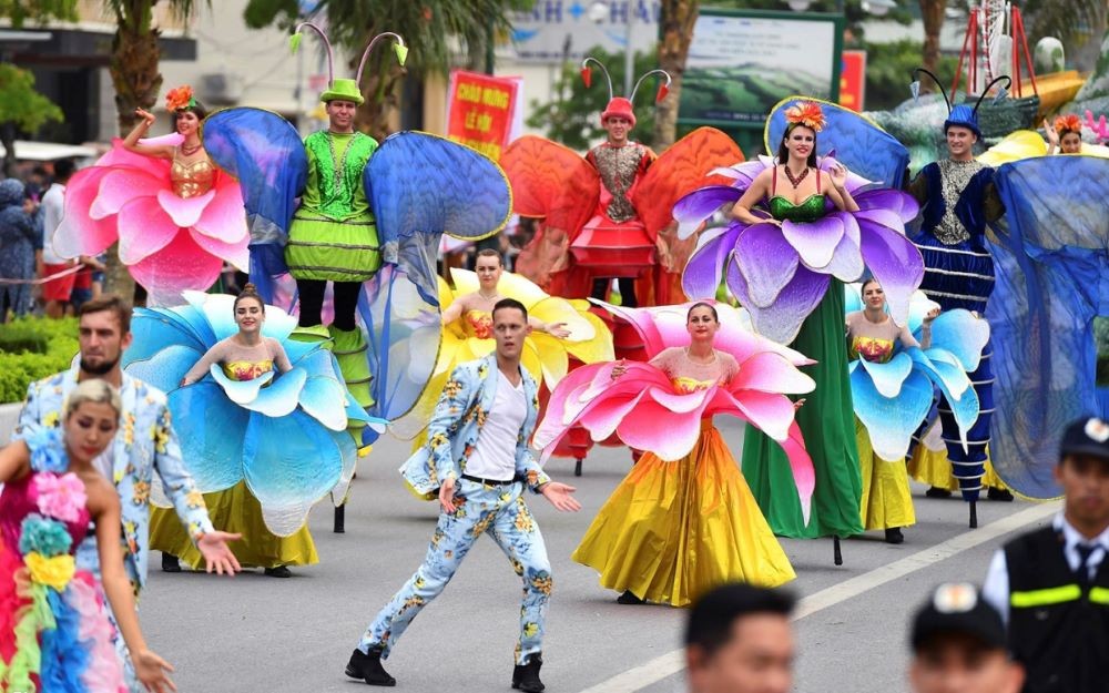 Foreign dancers perform at Sam Son street carnival 2019