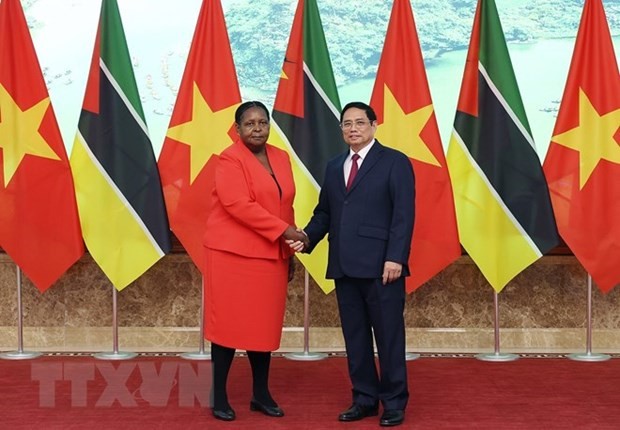 Prime Minister Pham Minh Chinh (right) and President of the Mozambican Assembly Esperanca Laurinda Francisco Nhiuane Bias. (Photo: VNA)