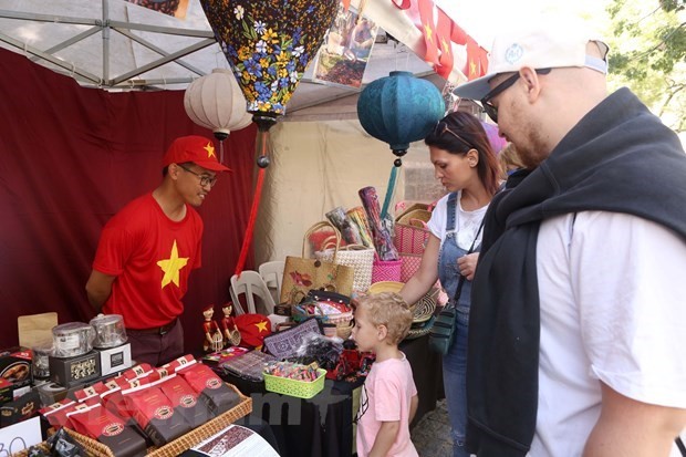 Foreign visitors at the Vietnamese stall. (Photo: VNA)