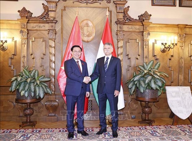 NA Chairman Vuong Dinh Hue (L) and his Hungarian counterpart László Kövér. (Photo: VNA)
