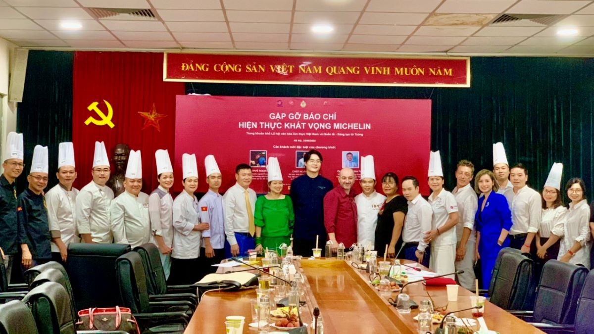 Chefs and guests taking souvenir photo at the press meeting. (Photo: TITC)