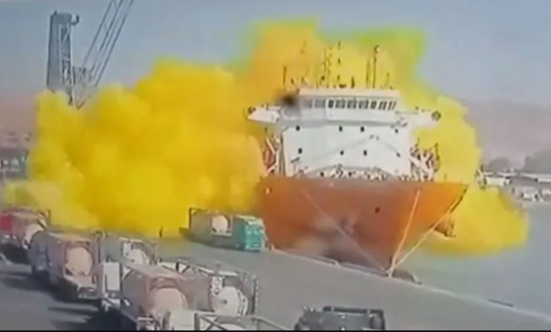 At least 13 people died and 250 were injured in the chlorine gas leak from a storage tank at Aqaba port. (Photo: theguardian.com)