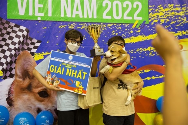Dog owner Minh Trung (right) holds the champion. (Photos courtesy of the organisation board)