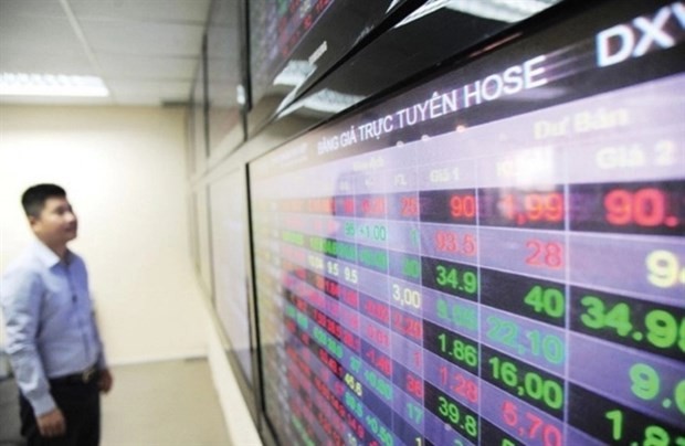 Investors watch stock prices on an electric board. (Photo: vietnamfinance.vn)