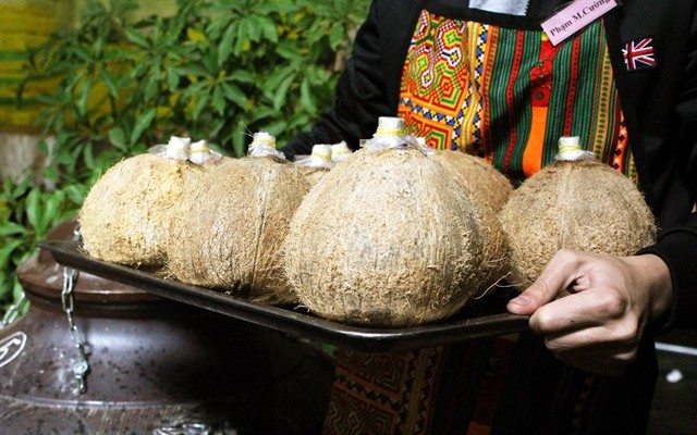 Coconut wine is a special drink from Bến Tre. (Photo: Dao Cong Thanh)