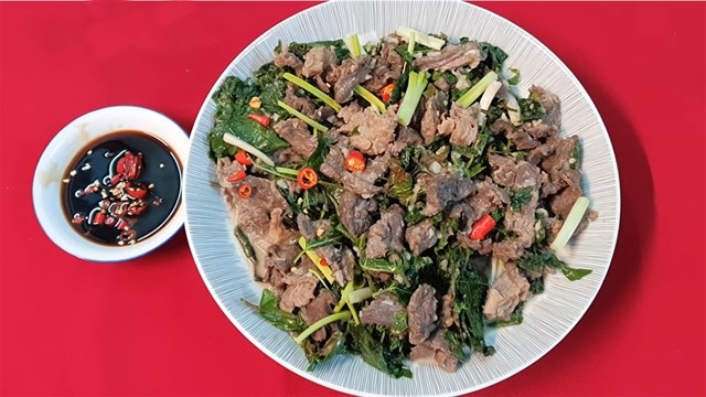 Buffalo meat stirred in fat with coconut cream. (Photo: dienmayxanh.com)