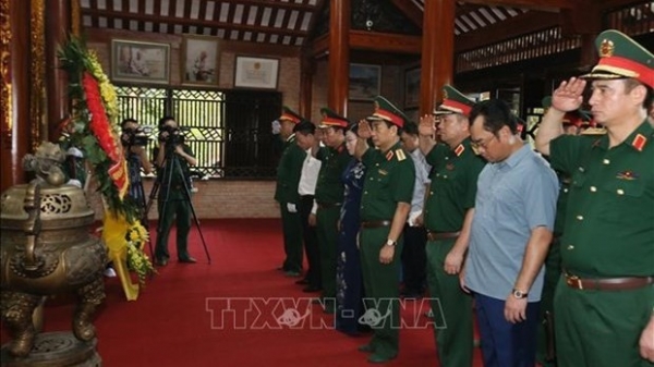 Defence Minister offers incense at national historical relic site in Thai Nguyen
